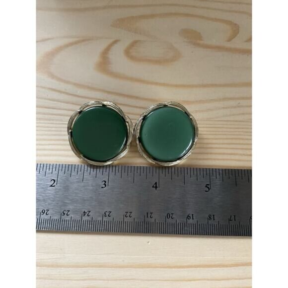 Vintage Lisner Green Clip-On Earrings With Silver-Tone Metal Accents - Picture 4 of 5
